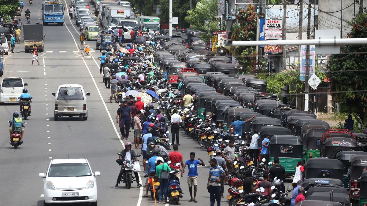 Nemáme dostatek benzínu ani na jediný den, zní ze Srí Lanky zmítané krizí